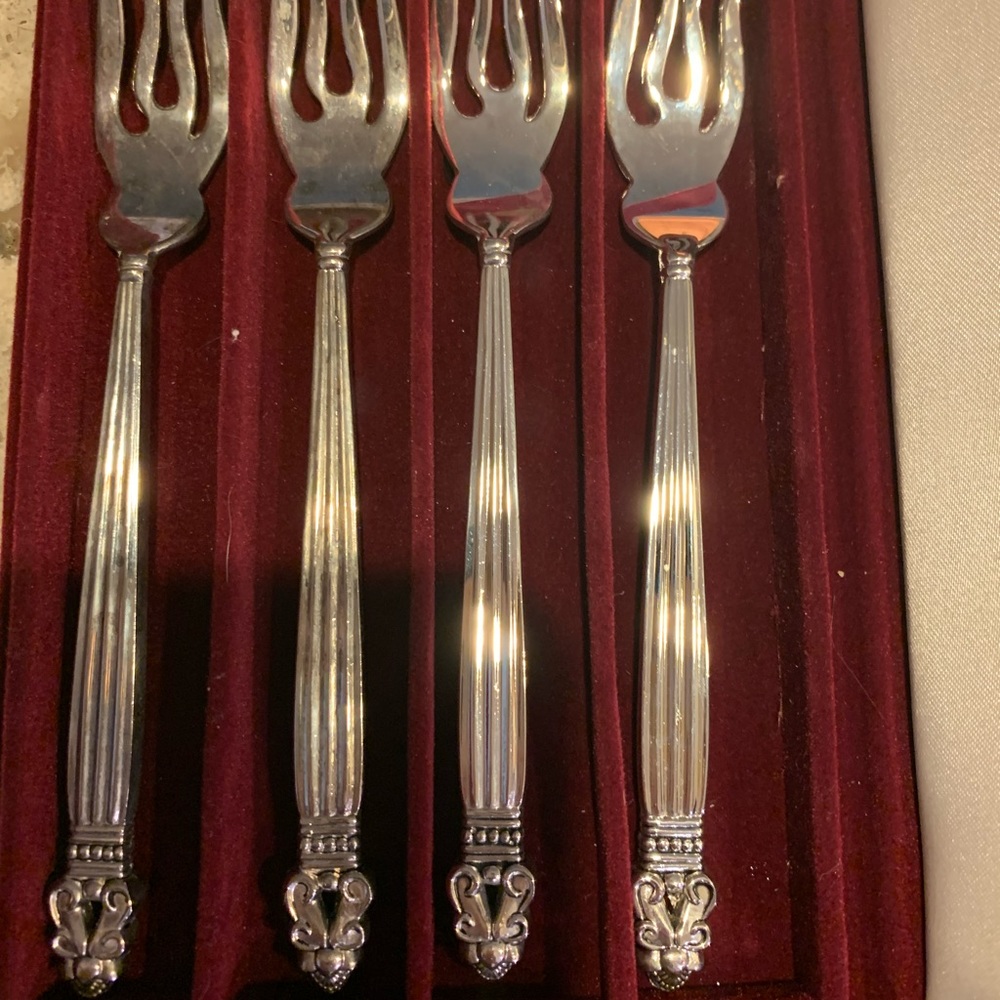 Godinger 4 knives and 4 forks